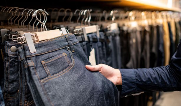 El truco viral para saber si un pantalón es de tu talla sin necesidad de probártelo (Bigstock)