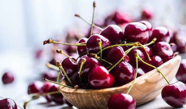 El truco definitivo para deshuesar las cerezas de forma rápida y sin mancharte (Bigstock)