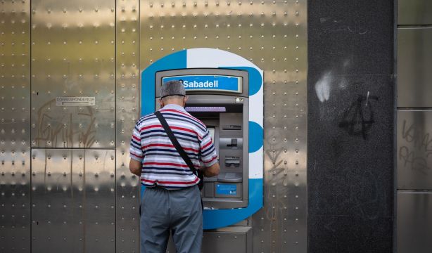 EuropaPress 6012803 hombre saca dinero cajero sabadell junio 2024 madrid espana consejo