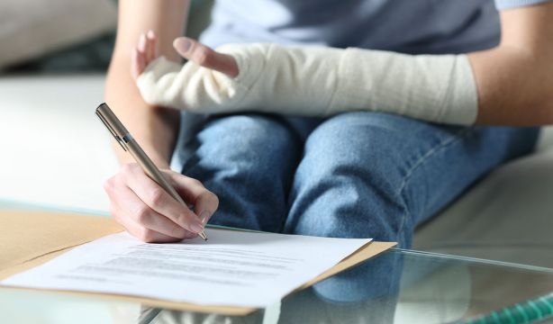 Los sindicatos exigen a Saiz culminar los cambios en pensiones antes de negociar bajas médicas