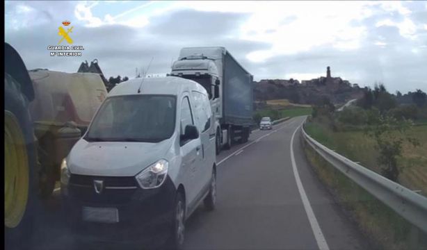 Esto es lo que hacen mal los conductores al adelantar en carretera: según un estudio