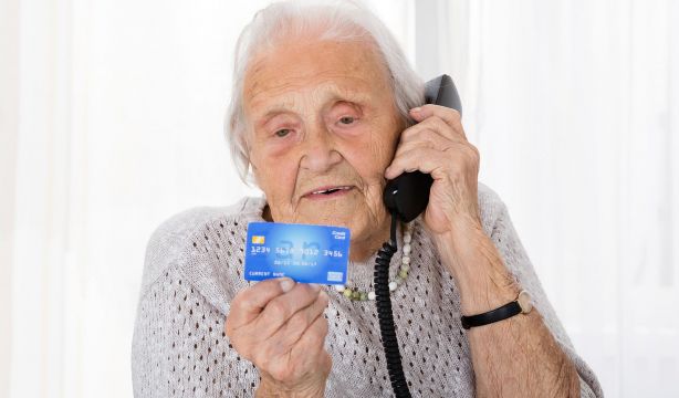 Caer en estafas financieras podría ser un síntoma temprano de alzhéimer