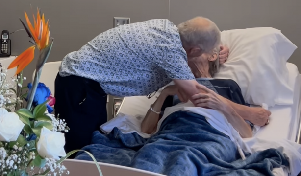 VÍDEO: una mujer se acoge a la eutanasia y se despide de su marido tras 70 años casados