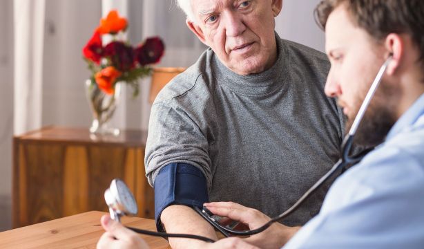 Descubren cómo la hipertensión arterial aumenta el daño al corazón causado por un fármaco oncológico