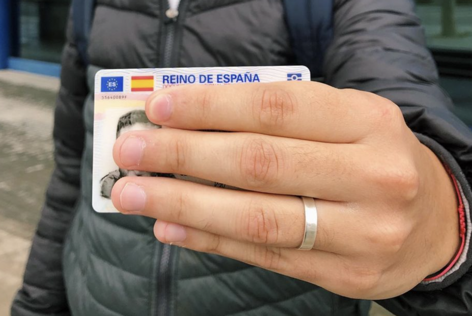 Rechazado un mayor en una frontera europea por llevar el DNI permanente con caducidad 9.999 Rechazado un mayor en una frontera europea por llevar el DNI permanente con caducidad 9.999