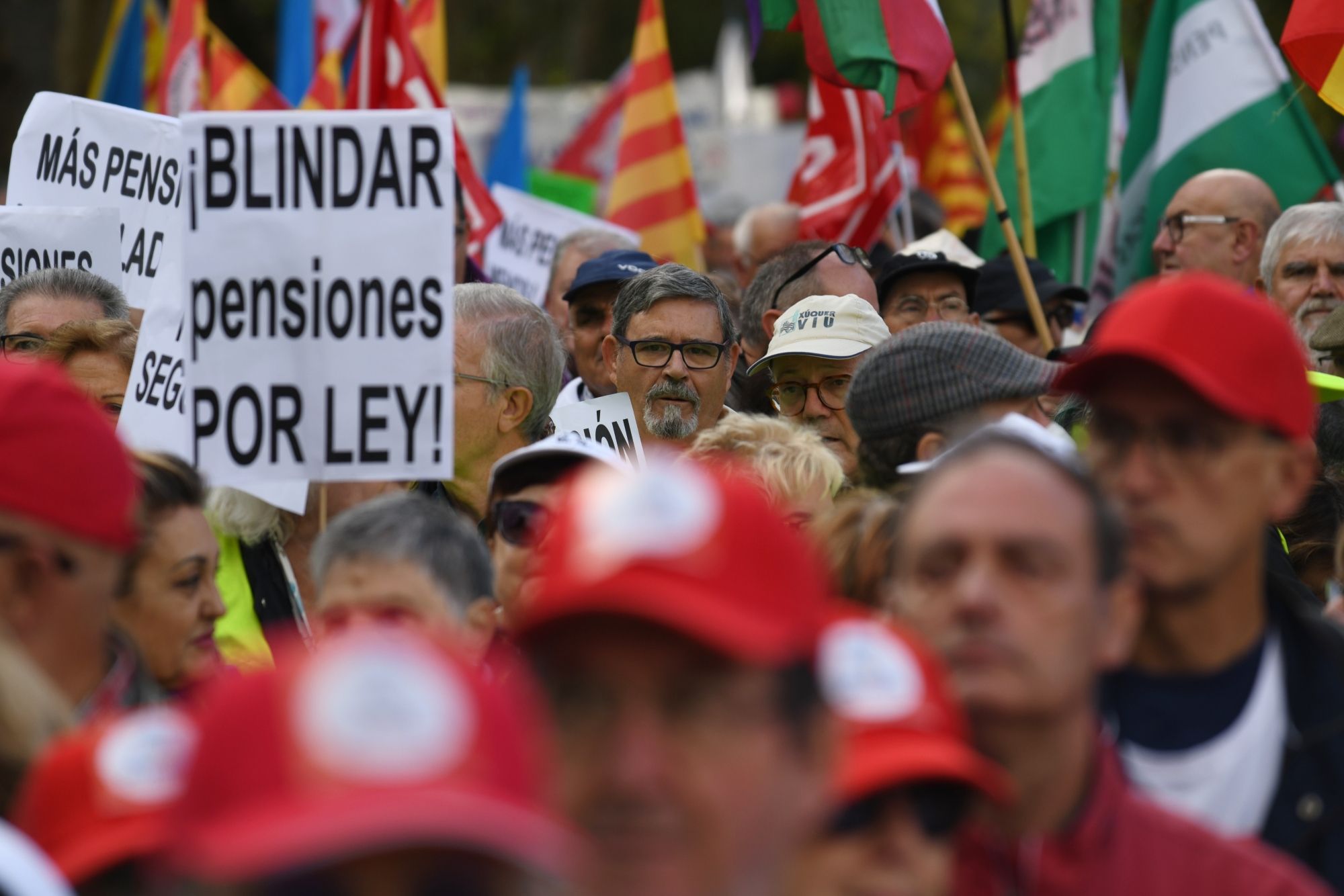 EuropaPress manifestacion blindar pensiones cartel EuropaPress manifestacion blindar pensiones cartel