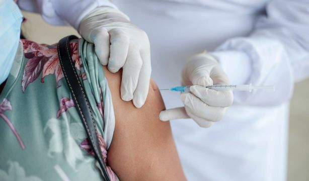 Exigen una regulación más estricta para que las farmacéuticas incluyan a mayores en ensayos clínicos