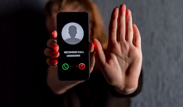 Cuidado: personas mayores son estafadas con voces clonadas de sus nietos