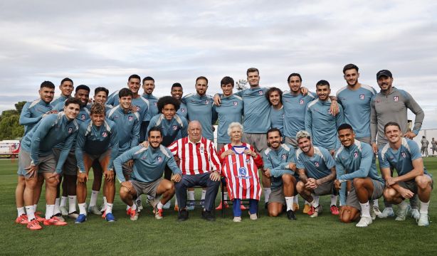 El homenaje del Atlético de Madrid a una pareja de aficionados: "Os presentamos a nuestros abuelos" (Redes Sociales) El homenaje del Atlético de Madrid a una pareja de aficionados: "Os presentamos a nuestros abuelos" (Redes Sociales)