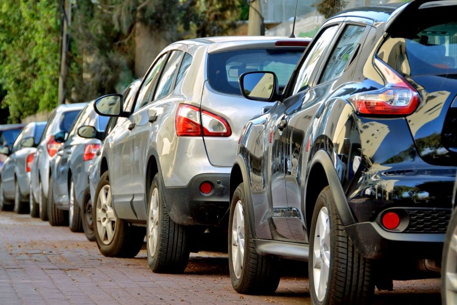 ¿Está permitido aparcar el coche en sentido contrario? La DGT lo aclara ¿Está permitido aparcar el coche en sentido contrario? La DGT lo aclara