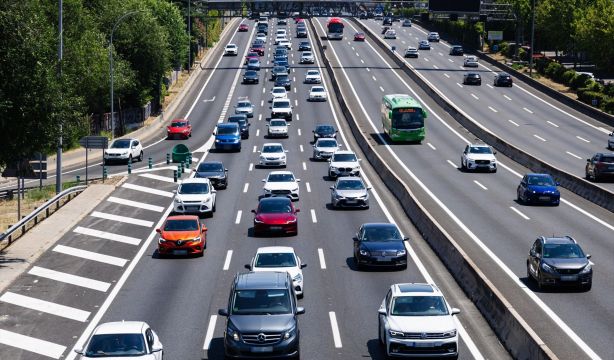 La DGT alerta del colapso en las grandes ciudades y pide "meter a dos personas en cada vehículo"