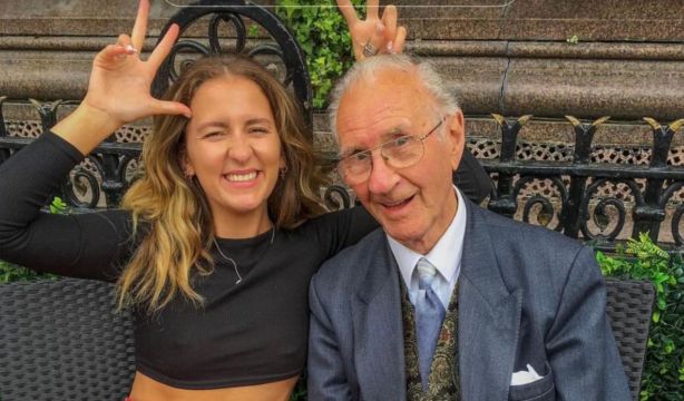 VÍDEO: La conmovedora historia de amistad entre una joven y un hombre de 98 años (TikTok)