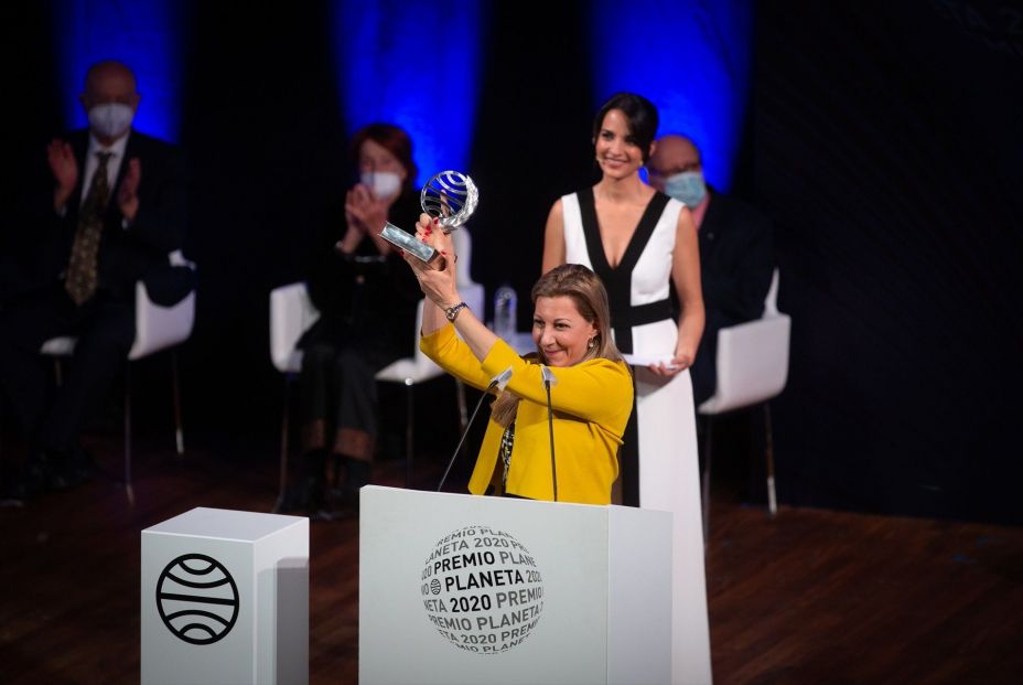 Eva García Sáenz Urturi recogiendo el Premio Planeta 2020 por 'Aquitania' Eva García Sáenz Urturi recogiendo el Premio Planeta 2020 por 'Aquitania'