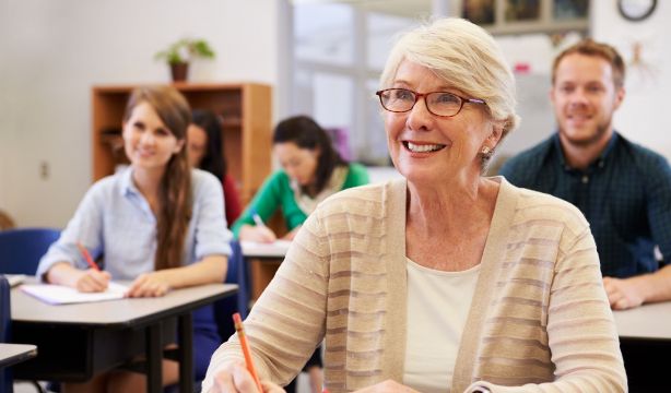 La mayoría de los estudiantes sénior son mujeres: "Tienen más facilidad para la socialización" (Bigstock)