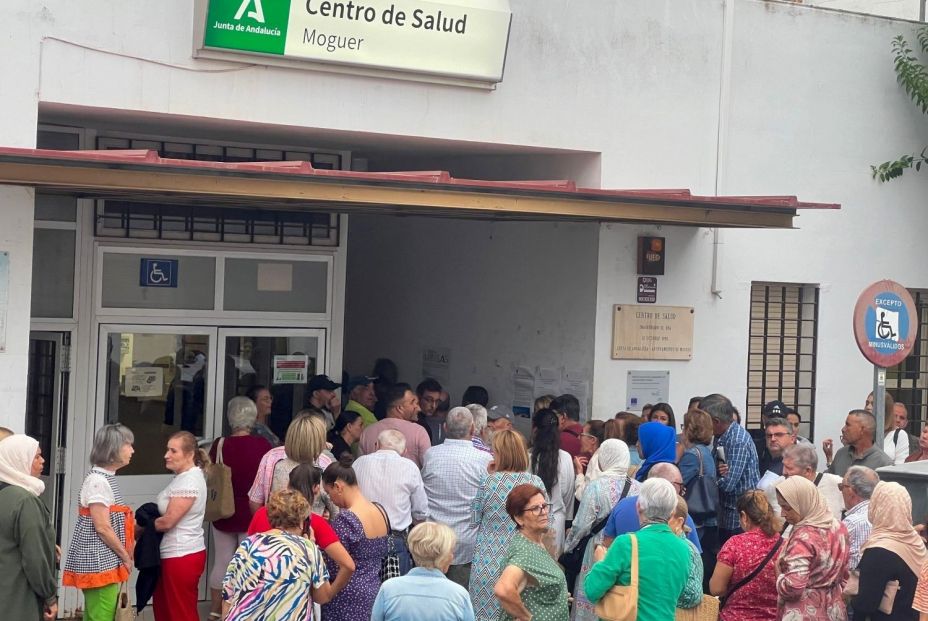 Colas en el centro de salud de Moguer (Huelva). Fuente: Europa Press