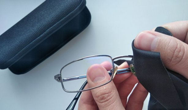 El truco viral para limpiar los cristales de las gafas correctamente (Bigstock)
