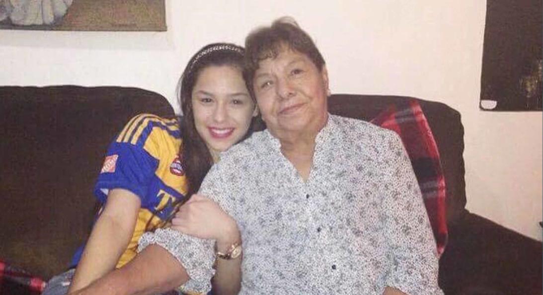 Tabahta González junto a su abuela