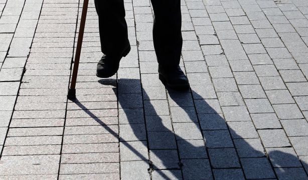 Madre e hija vacían la cuenta de una mujer mayor invidente a la que cuidaban