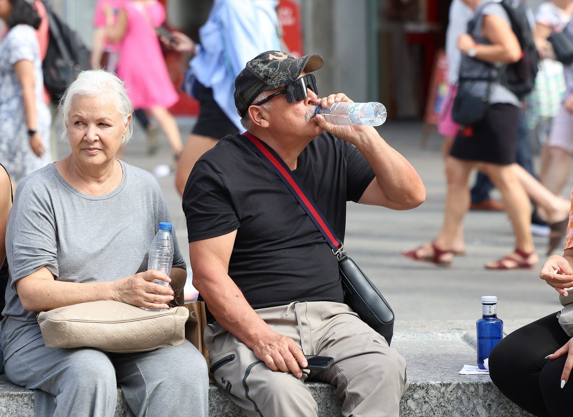 Un hombre bebiendo agua en julio de 2024, en plena ola de calor. Fuente: Europa Press