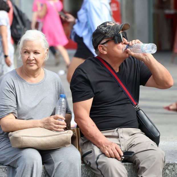 Un hombre bebiendo agua en julio de 2024, en plena ola de calor. Fuente: Europa Press Un hombre bebiendo agua en julio de 2024, en plena ola de calor. Fuente: Europa Press