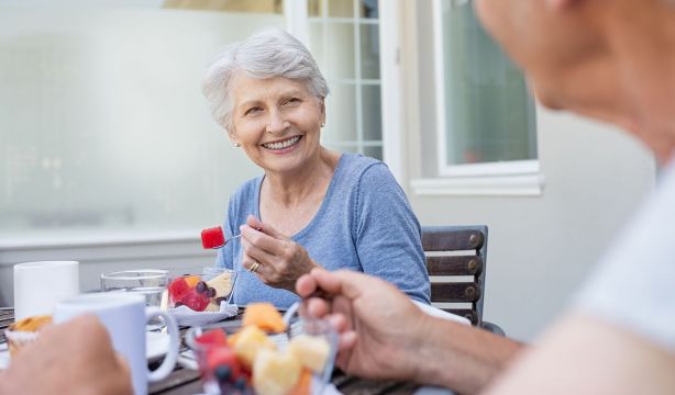 Las personas mayores de 45 años son las que más fruta consumen