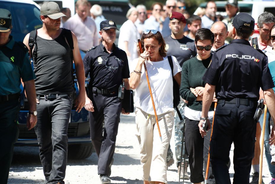 La hermana de Blanca Fernández Ochoa Dolores Fernández Ochoa (con camiseta blanca) regresa a las inmediaciones del Hotel Cirilo de Cercedilla que ha actuado de centro base del dispositivo de búsqueda de la exesquiador La hermana de Blanca Fernández Ochoa Dolores Fernández Ochoa (con camiseta blanca) regresa a las inmediaciones del Hotel Cirilo de Cercedilla que ha actuado de centro base del dispositivo de búsqueda de la exesquiador