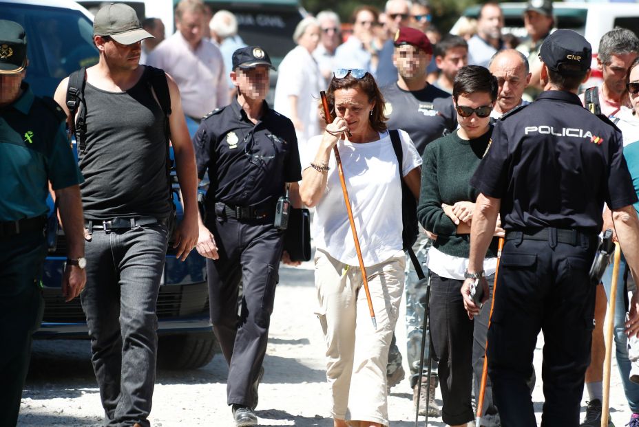 La hermana de Blanca Fernández Ochoa Dolores Fernández Ochoa (con camiseta blanca) regresa a las inmediaciones del Hotel Cirilo de Cercedilla que ha actuado de centro base del dispositivo de búsqueda de la exesquiador