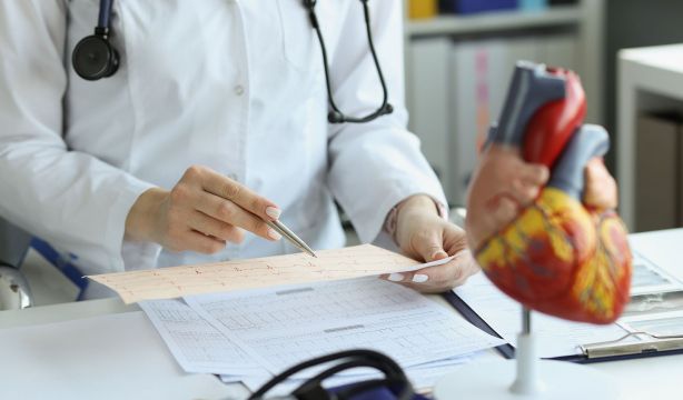 Brecha de género en salud cardíaca: las mujeres siguen recibiendo menos tratamiento
