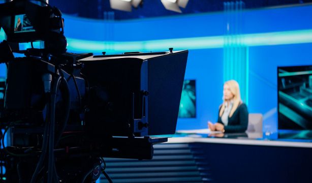 Las mujeres siguen siendo minoría en los informativos y suelen asociarse a noticias negativas