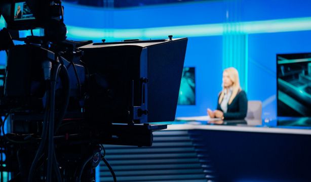 Las mujeres siguen infrarrepresentadas en los informativos y suelen asociarse a noticias negativas