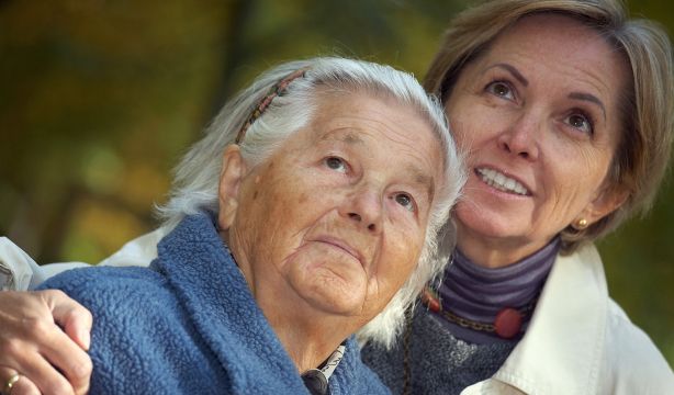 Lo que cobrarían las mujeres de la 'generación sándwich' si les pagaran por cuidar a sus padres