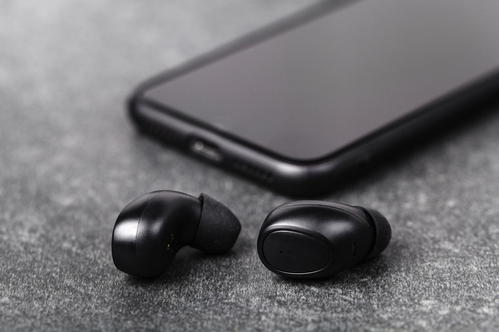 ¿Quieres aprender a configurar unos auriculares Bluetooth? (Bigstock)