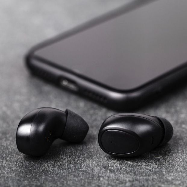 ¿Quieres aprender a configurar unos auriculares Bluetooth? (Bigstock)