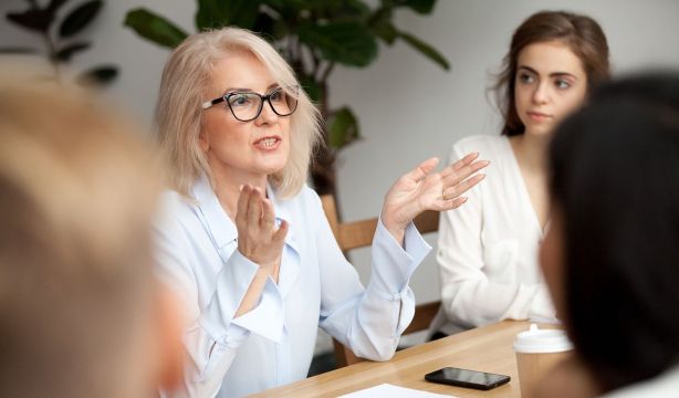 Reducción de la jornada laboral: habrá una bonificación extra para empresas que contraten a sénior