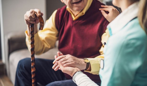 La Comunidad de Madrid anuncia un nuevo pliego para la Ayuda a Domicilio "antes de Semana Santa"