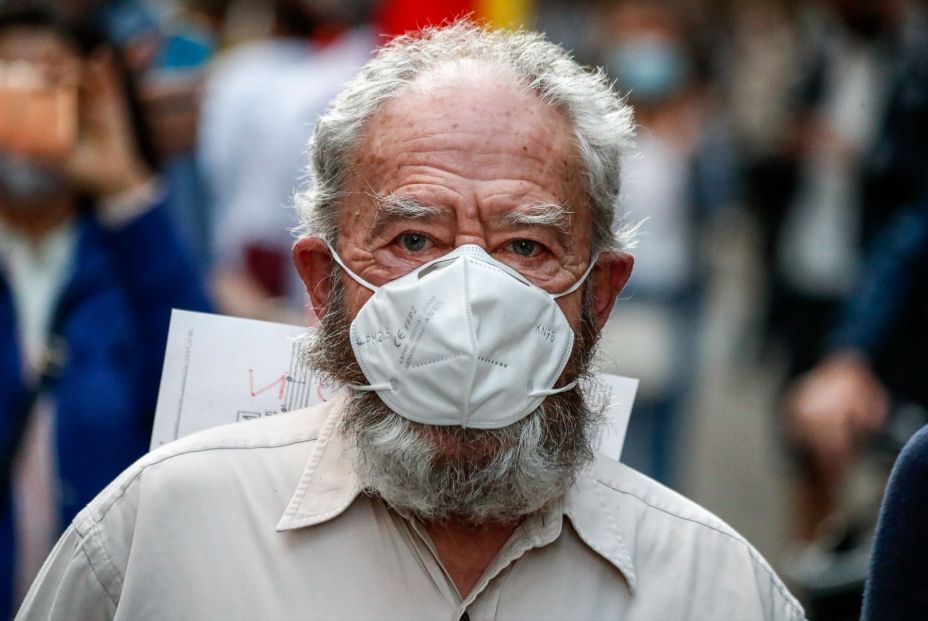 EuropaPress 3127735 hombre mayor mascarilla asiste manifestacion celebrada puerta sede psoe EuropaPress 3127735 hombre mayor mascarilla asiste manifestacion celebrada puerta sede psoe