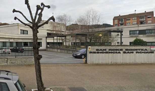 Denuncian el trato "degradante" en una residencia de mayores de País Vasco: "Van enseñando el pañal"