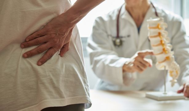 Estos son algunos consejos para evitar problemas de espalda asociados a la edad: "no es inevitable"
