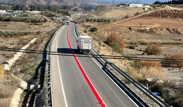 Qué significa la línea roja que la DGT ha pintado en algunas carreteras
