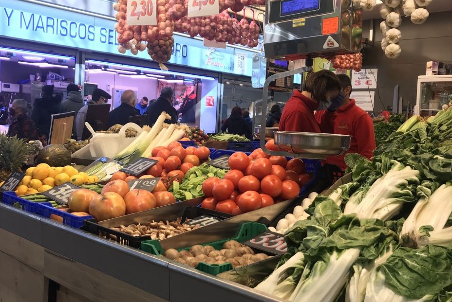 Los mayores de 55 años temen que los precios de la cesta de la compra afecten su calidad de vida (Europa Press)