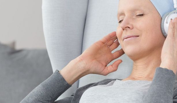 Una mujer en el hospital escuchando música. Bigstock 