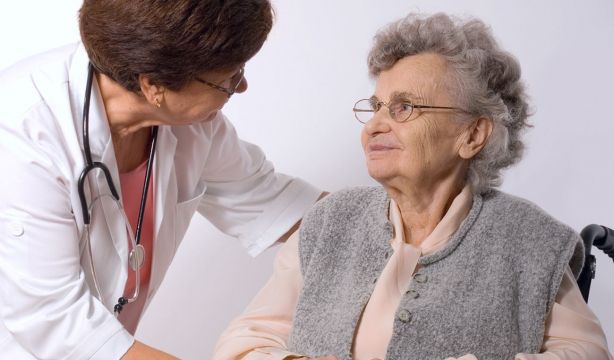 Advierten de que en diez años no habrá profesionales suficientes para atender a mayores dependientes (Bigstock)