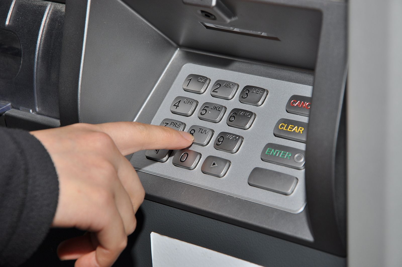 Un detenido tras abalanzarse sobre dos personas mayores cuando sacaban dinero en un cajero (Bigstock)