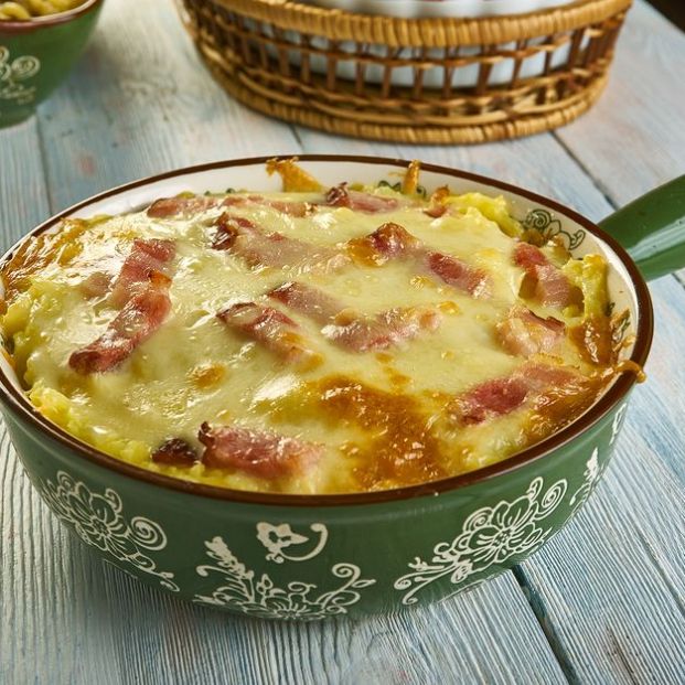 Sopa de patata y jamón con quedo (BigStock)