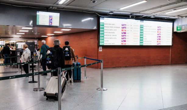 Un grupo de jubilados paga 14.000 euros en taxis para volver desde Benidorm por el caos ferroviario