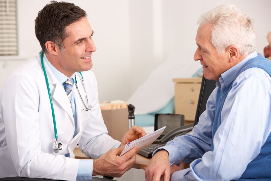 Médico de familia atendiendo a un paciente. Bigstock 