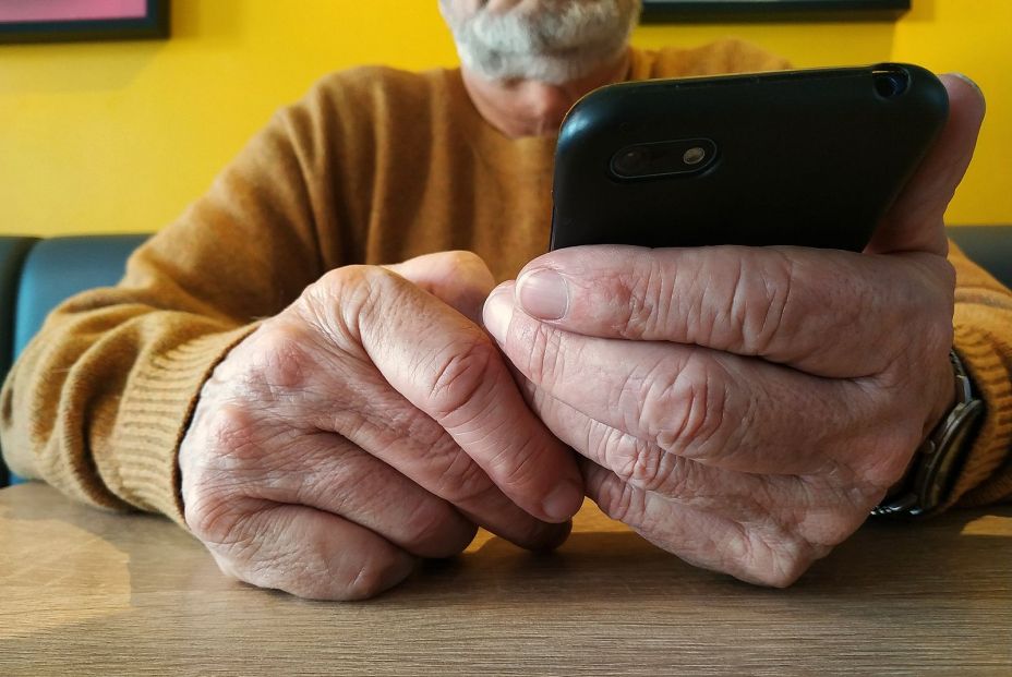 Mayores cada vez más tecnológicos: la mitad consideran Internet y el móvil esenciales en su vida Mayores cada vez más tecnológicos: la mitad consideran Internet y el móvil esenciales en su vida