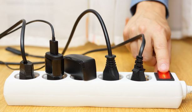El recibo de la luz cae 4,3% en noviembre por el abaratamiento en el precio de la electricidad