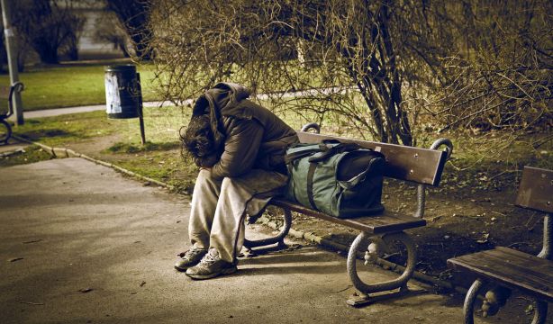 Hombres mayores de 50 años desempleados: el perfil de las personas sin hogar en España