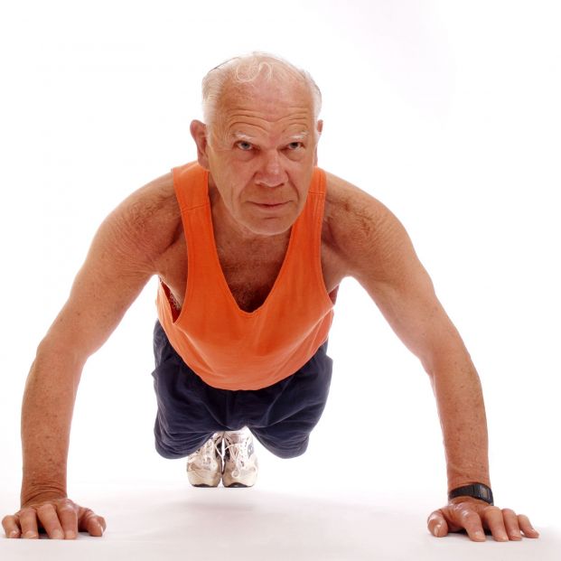Senior practicando ejercicio y una plancha. Bigstock Senior practicando ejercicio y una plancha. Bigstock